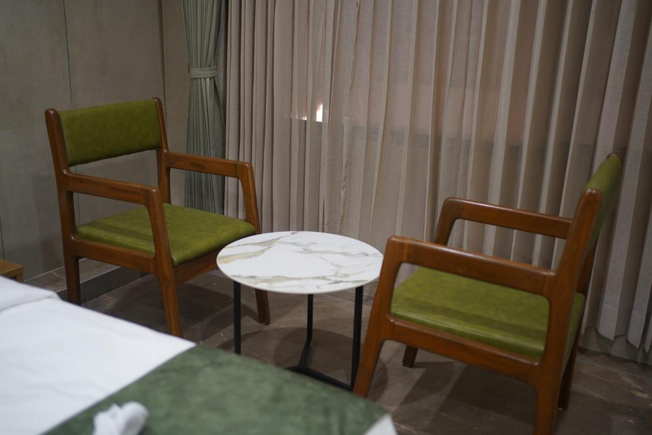 Hotel Stature Inn Kevadia Dış mekan fotoğraf